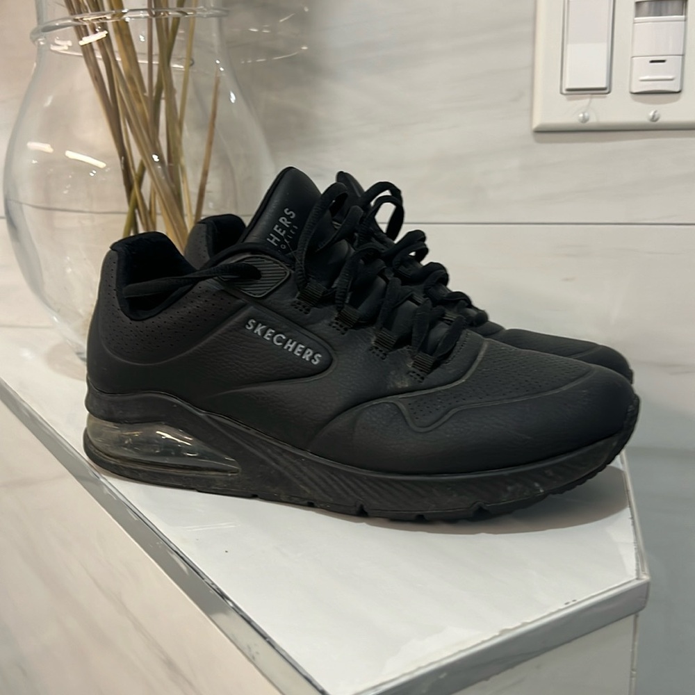 Skechers black kicks